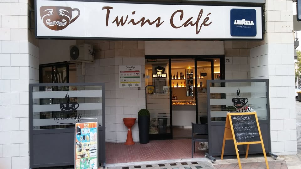 واجهة Twins Café ومدخله في Viale della Repubblica