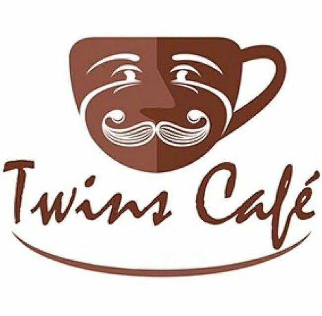 Twins Café-এর মূল লোগো: মুখ ও গোঁফসহ কাপ
